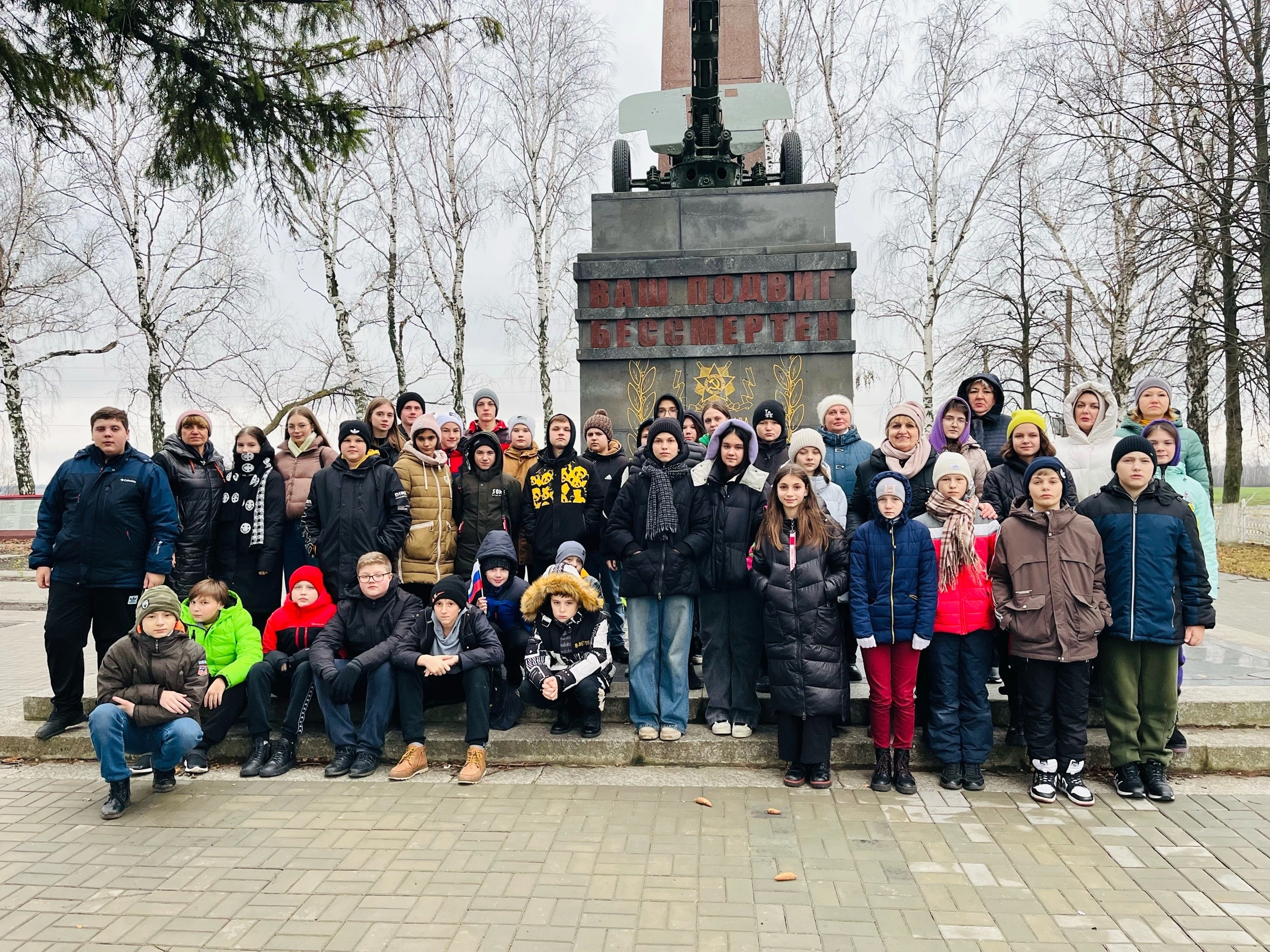 Воспитанники школы-интерната посетители мемориальный комплекс «Курская битва» в Поныровском районе.