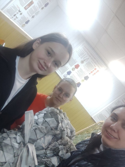 "Помогаем нашим".